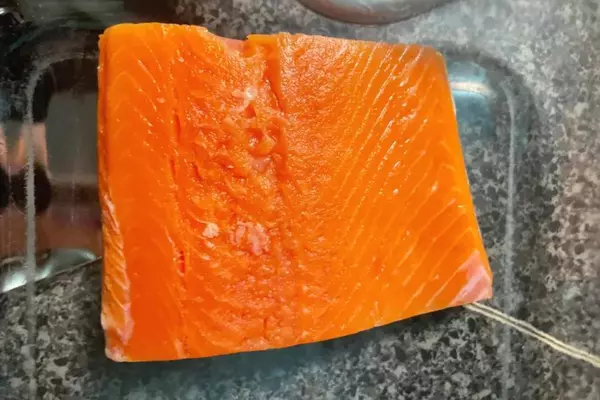 how to tell if salmon has gone bad