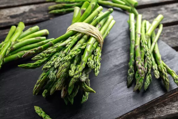 how long does asparagus last in the fridge