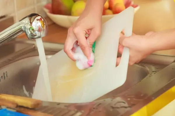 how to clean plastic cutting boards