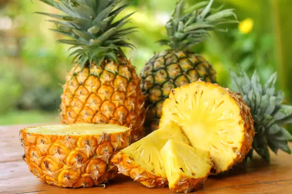 how to tell if a pineapple is ripe